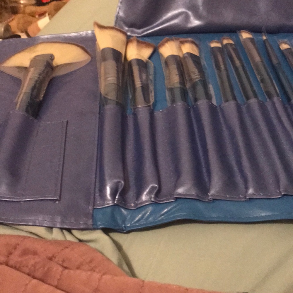 Full set of never used makeup brushes